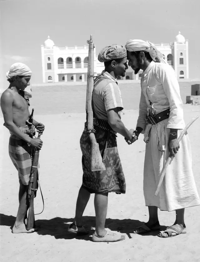 ১৯৩০ সালে বাহরাইনের তিন আরব যোদ্ধ মোলাকাত করছেন।