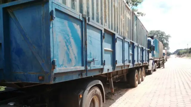 Des camions transportant des produits de première nécessité bloqué à cause de l'effondrement du pont