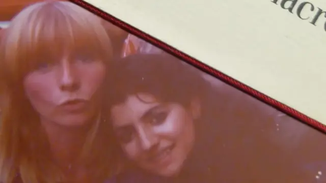 Teresa Ruiz Rosas con su amiga alemana que en el libro se llama Anne Kahl