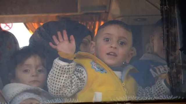 เด็กซีเรียคนนี้มากับครอบครัวที่อพยพมาจากเขตสู้รบในวาเออร์มายังเมืองที่ปลอดภัยกว่าภายใต้การดูแลของฝ่ายรัฐบาล