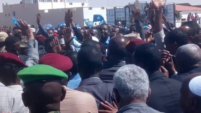 Madaxwaynaha oo salaamaya shacabka soo dhaweeyay