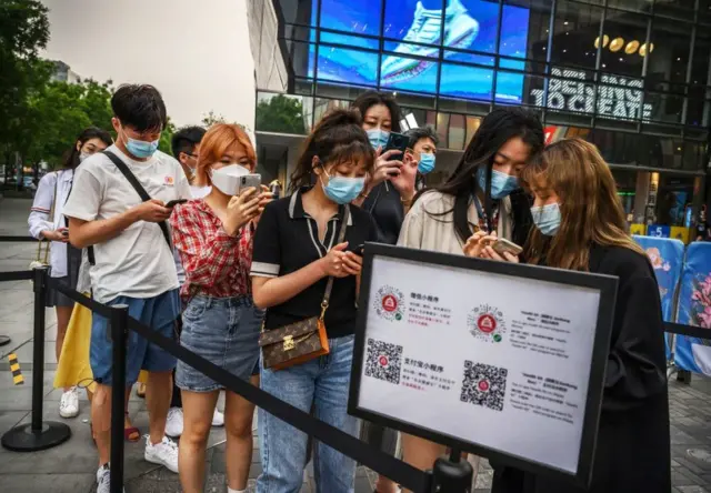 北京民众需要扫描二维码以出示绿色健康码进入三里屯。