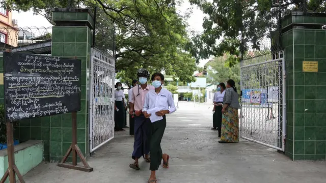 အလယ်တန်း နဲ့ မူလတန်းကျောင်းဖွင့်ရက် နောက်တစ်လဆုတ်