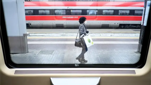 ఇటలీలో మాస్కులతో తిరుగుతున్న ప్రజలు