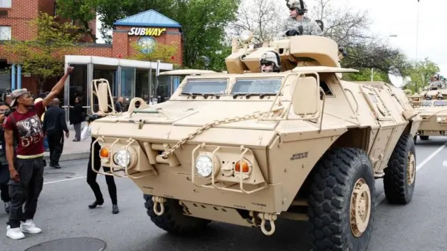 La communauté afro-américaine proteste souvent contre les brutalités policières à son encontre notamment avec le mouvement "Black lives matter" ( La vie des noirs compte)