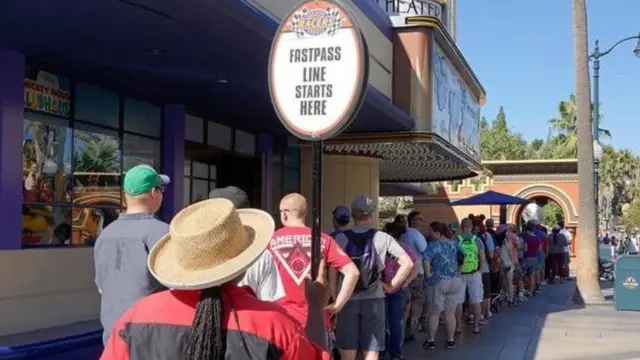 पैसे की सीढ़ी लगाकर कतार पार करते अमीर