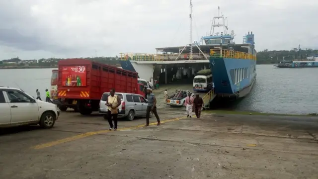 Kivuko cha Likoni Ferry pwani ya Kenya