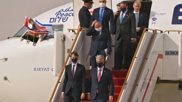 আবুধাবিতে ইসরায়েলি বিমান থেকে নামছেনে ইসরায়েলি এবং মারকিন কর্মকর্তারা