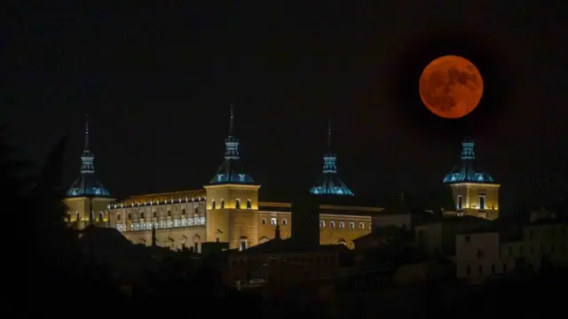 Суперлуние над алькасаром в Толедо