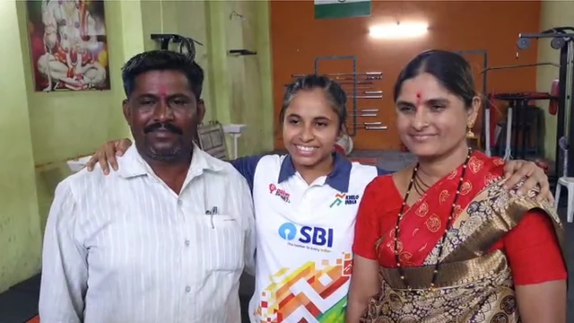 संकेत सरगरचे वडील महादेव सरगर, बहीण काजल सरगर आणि आई राजश्री सरगर