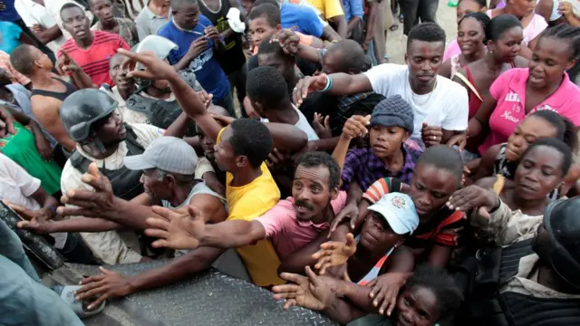 Personas esperando por ayuda