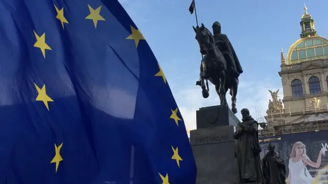 флаг ЕС на митинге в Праге