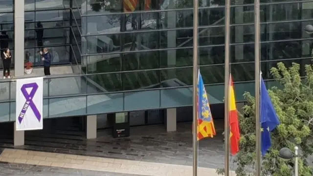 Amabendera yamanuwe agezwa hagati mu gace ka Almassora muri Espagne kubera urupfu rwa Carina