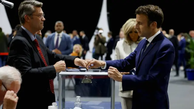 Perezida w'Ubufaransa Emmanuel Macron, umukandida ushaka kongera gutorwa, ubwo yatoraga mu cyiciro cya kabiri mu matora ya perezida yo mu Bufaransa, ku biro by'itora by'i Le Touquet-Paris-Plage, mu majyaruguru, ku itariki ya 24 y'ukwezi kwa kane mu 2022