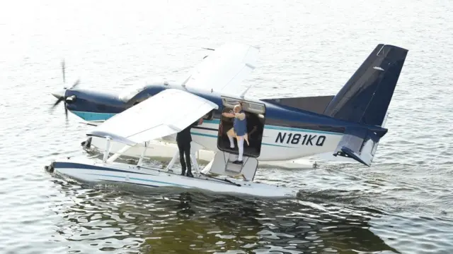 નરેન્દ્ર મોદીની સીપ્લેન સાથેની તસવીર