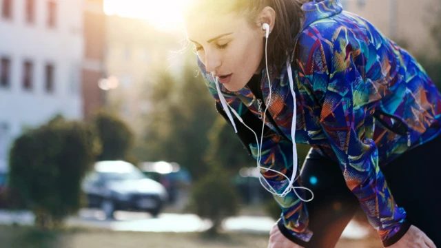Mujer descansando luego de hacer ejercicio en la calle