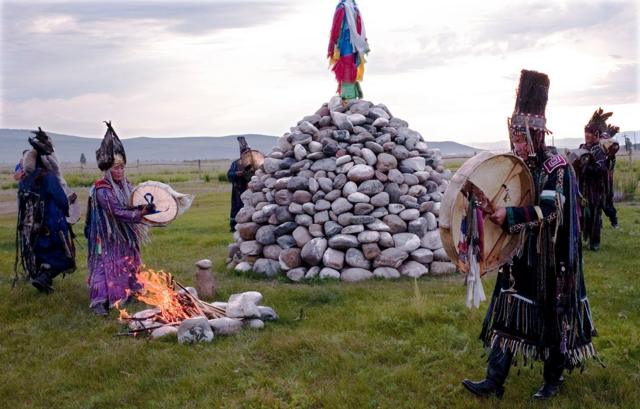 历史上唐努乌梁海所在地图瓦的萨满教徒在举行仪式。