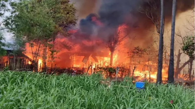 একটি বাড়িতে আগুন জ্বলছে