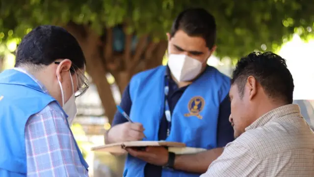 Momento en que entregan los restos a Fidel Pérez