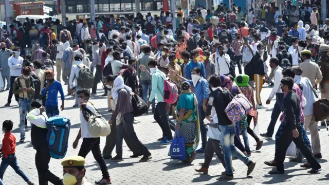 டெல்லியில் தவிக்கும் தொழிலாளர்கள்