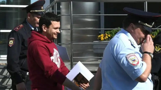 Илью Яшина ведут полицейские