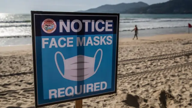 ป้ายใส่หน้ากากที่หาดป่าตอง