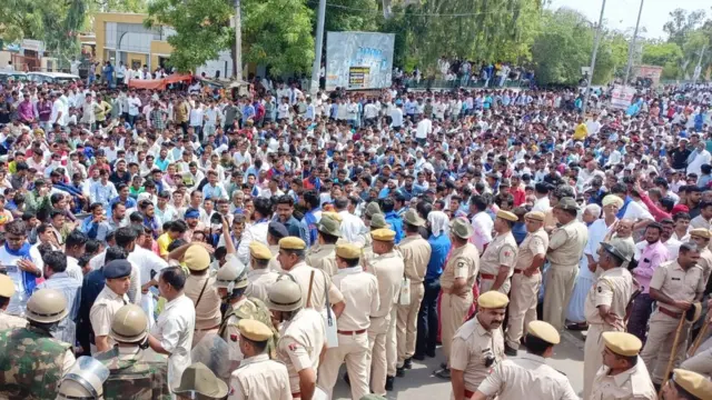 धरने पर बैठ दलित समुदाय के लोग