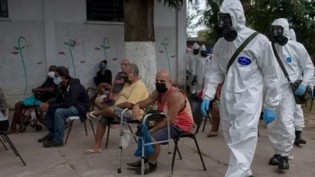 برازيليون يرتدون كمامات وجه وطواقم طبية لفحص المصابين