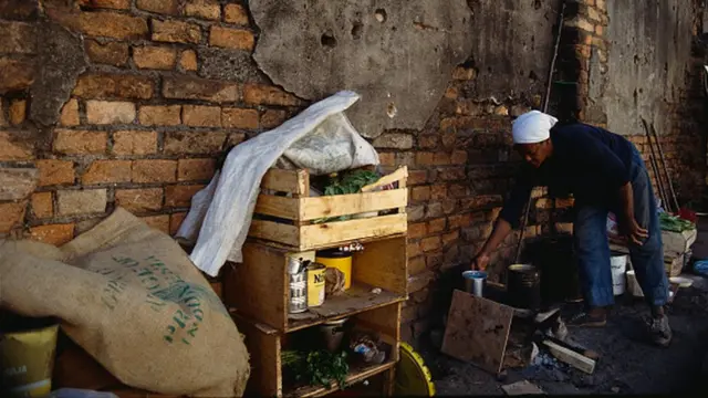 Mulher cozinhando na rua,betboo sports baixarfotobetboo sports baixararquivo