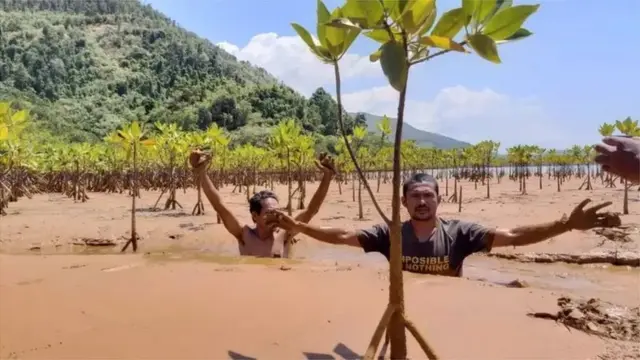 Di Halmahera Timur, Provinsi Maluku Utara, pertambangan menyebabkan pencemaran lingkungan.