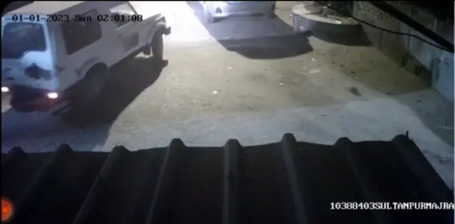 हादसा स्थल से क़रीब 50 मीटर पहले बलोने कार के 30 सेकंड बाद गुज़रती पीसीआर. इस सीसीटीवी के टाइम स्टैंप की पुष्टि नहीं की जा सकी है