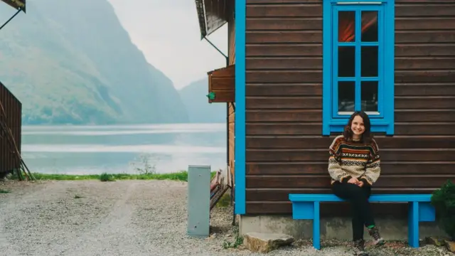 Девушка на скамейке