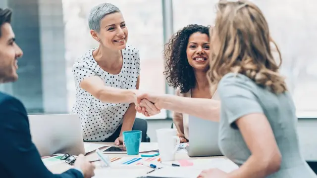 Equipo de trabajo estrecha manos.