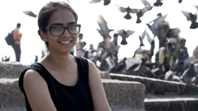 "La tuberculose peut vous consumer la vie. Jusqu'à mon diagnostic (...) je me sentais invincible, c'était comme si rien ne pouvait m'arrêter. Avec la tuberculose, je sentais que tout s'éloignait", confiait en 2017 à la BBC cette Indienne âgée d'une vingtaine d'années.