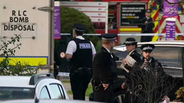 警方、消防和炸彈處理人員在爆炸現場。爆炸現場仍被封鎖。