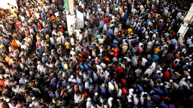 ঢাকায় প্রতি এক বর্গ কিলোমিটারে বাস করে ৪৫ হাজার মানুষ।