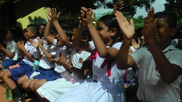 හම්බන්තොට පාසලේ දරුවන් විවිධ ප්‍රසංගය නරඹමින්