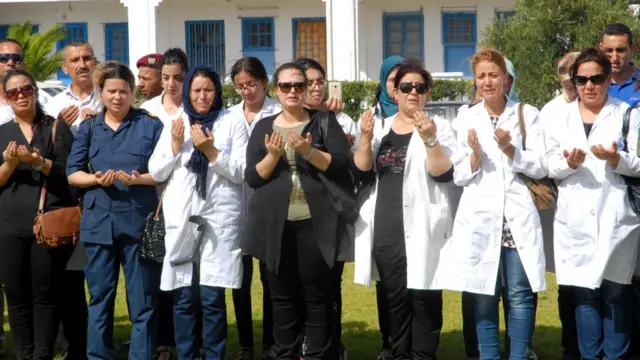 Doctoras despiden a Bayoudh en Túnez.