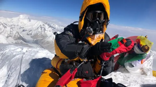 4번의 도전 끝에 에베레스트 정상에 오르는 쿠말로