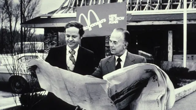 Ray Kroc McDonald's önünde