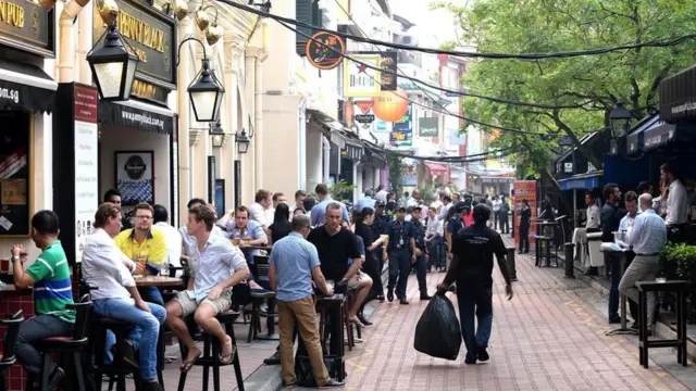 مقاه ومطاعم تضم أشخاصا من جنسيات مختلفة في سنغافورة