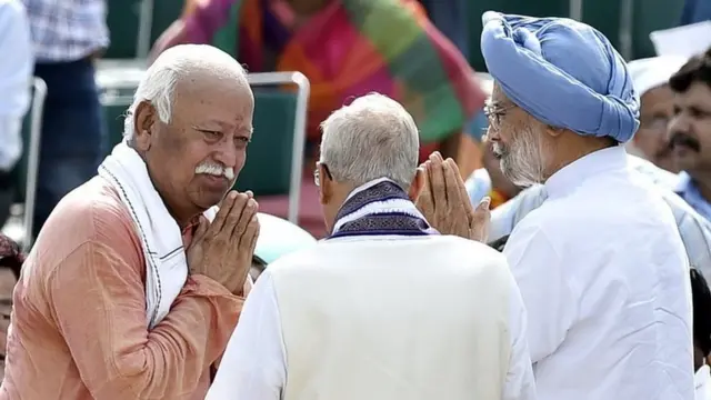 મોહન ભાગવત પૂર્વ વડા પ્રધાન મનમોહન સિંહ સાથે.