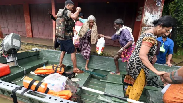 கேரளா வெள்ளம்: அவலநிலையை சொல்லும் புகைப்படங்கள்