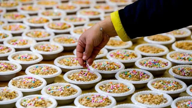 خلال تحضير القمح المزين بالمكسرات والحلويات في قرية عابود الفلسطينية، خلال عيد البربارة، العام الماضي