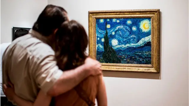 Pareja viendo el cuadro La Noche Estrellada del artista holandés Vincent Van Gogh