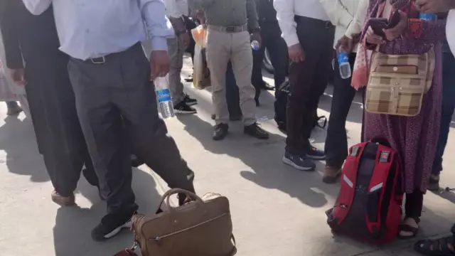 ਸੋਮਵਾਰ ਨੂੰ ਜਹਾਜ਼ ਦੇ ਇੰਤਜ਼ਾਰ ਵਿੱਚ ਹਵਾਈ ਅੱਡੇ 'ਤੇ ਮੌਜੂਦ ਯਾਤਰੀ