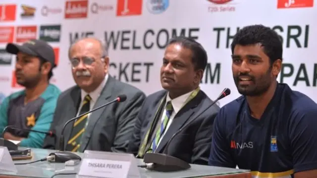 පාකිස්තාන් සහ ශ්‍රී ලංකා ක්‍රිකට් සභාපතිවරුන් දෙදෙනා සහ නායක තිසර පෙරේරා