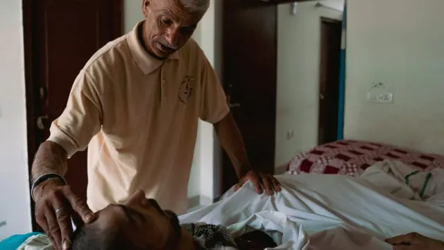 Harišov otac Ašok miluje sina koji leži u postelji