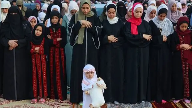 فلسطیني مسلمانان غزه ښار کې د اختر لمونځ کوي.