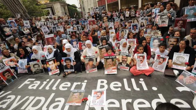 أمهات المفقودين في اعتصامهم الأسبوعي يوم السبت في ساحة غلاطة سراي